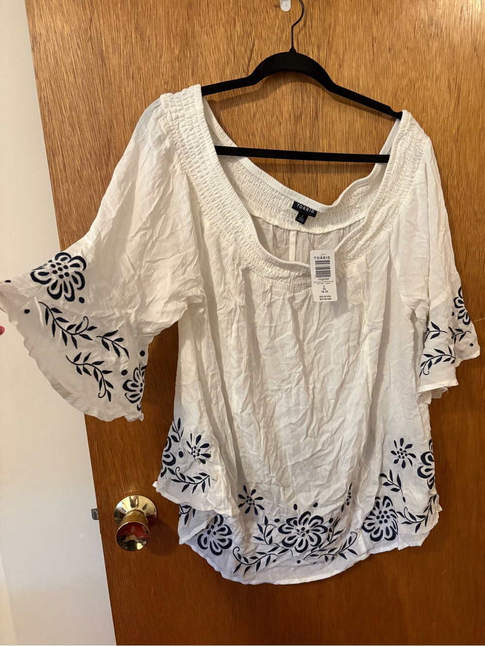 torrid White Off-Shoulder Top with Navy Floral Embroidery NWT - Picture 4 of 8